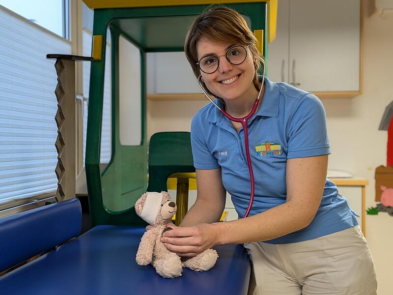 Anna Wolf von der KiPraHi in Ebermannstadt kümmert sich bei der Himmelswerkstatt um alle geliebten Kuscheltiere und Puppen.Strahlende Kinderaugen: Die Himmelswerkstatt des Fränkischen Tags in Forchheim lockte viele Familien und Kinder.