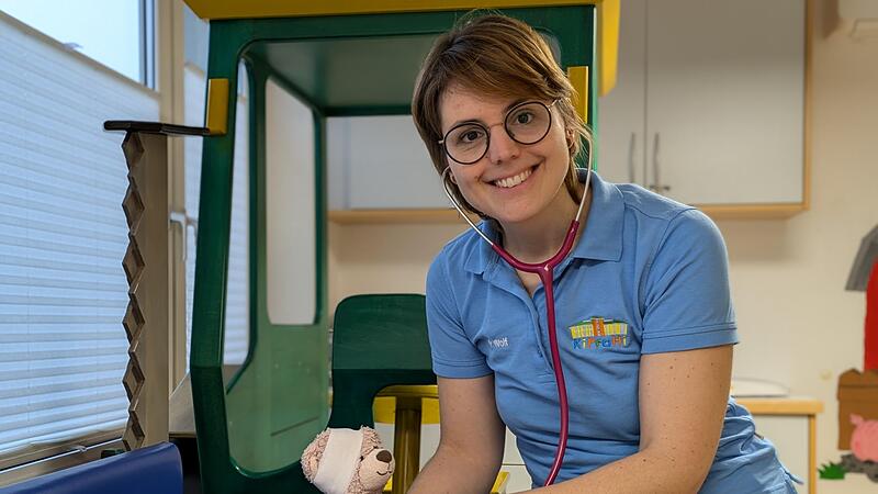 Anna Wolf von der KiPraHi in Ebermannstadt kümmert sich bei der Himmelswerkstatt um alle geliebten Kuscheltiere und Puppen.Faschingssturm Ebermannstadt 2024