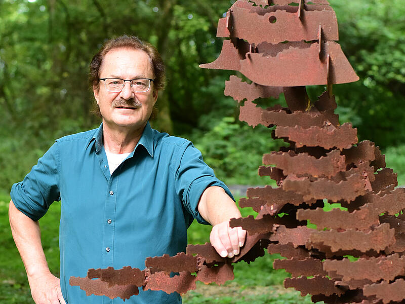 K&uuml;nstler Reiner Schulz aus Erlangen mit einem seiner fr&uuml;heren Werke.