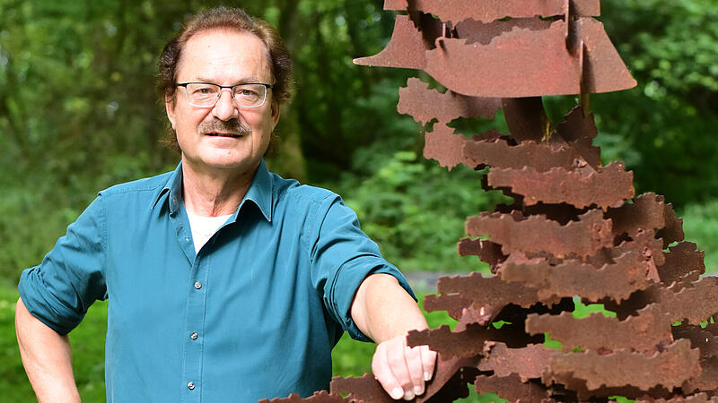 K&uuml;nstler Reiner Schulz aus Erlangen mit einem seiner fr&uuml;heren Werke.