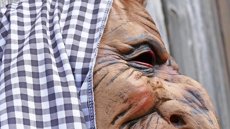 Maskerade kommt bei jeder Art von Scheinheiligkeit und Verstellung zum Vorschein, nur nicht in der Politik, meinen manche. Recht gruselig aber wird es dann bei der Begegnung mit einer Hexe aus dem einsam gelegenen, ehemaligen Bauernhaus „Finkenflug“ (um 1919) zwischen Roßlach und Tempenberg, an das heute nur noch die Drudenmaske und der Flurname erinnert. Maskerade kommt bei jeder Art von Scheinheiligkeit und Verstellung zum Vorschein, nur nicht in der Politik, meinen manche. Recht gruselig aber wird es dann bei der Begegnung mit einer Hexe aus dem einsam gelegenen, ehemaligen Bauernhaus „Finkenflug“ (um 1919) zwischen Roßlach und Tempenberg, an das heute nur noch die Drudenmaske und der Flurname erinnert.