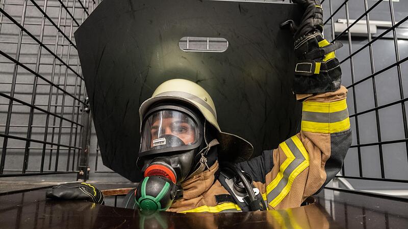Sportredakteur Daniel Ruppert probierte sich im Parcours für Atemschutzgeräteträger der Feuerwehr. Sportredakteur Daniel Ruppert probierte sich im Parcours für Atemschutzgeräteträger der Feuerwehr.