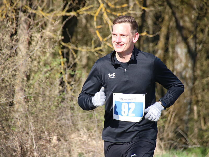 Strahlender Sonnenschein, aber nur niedrige Plusgrade erwartete die L&auml;ufer beim 19. Obermain-Marathon rund um Bad Staffelstein. Die Marathon-Strecke f&uuml;hrte wieder an den beiden Wahrzeichen der Kurstadt, dem Kloster Banz und der Basilika Vierzehnheiligen vorbei.