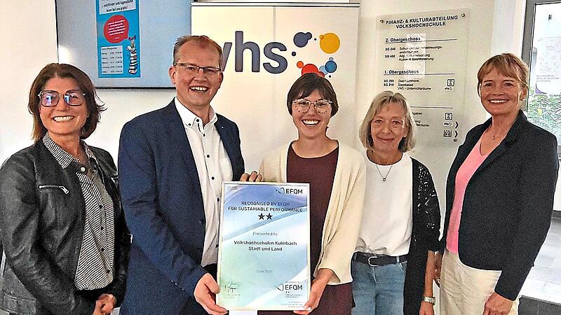 Die VHS Kulmbach freut sich über das Qualitätssiegel für nachhaltige Leistung. V.l.: VHS-Verwaltungsrätin Heike Vogel, Oberbürgermeister Ralf Harnack, VHS-Leiterin Maria Schabdach und Kollegin Birgit Ochs sowie Beraterin Heike Mühlbauer. Stadt Kul... Die VHS Kulmbach freut sich über das Qualitätssiegel für nachhaltige Leistung. V.l.: VHS-Verwaltungsrätin Heike Vogel, Oberbürgermeister Ralf Harnack, VHS-Leiterin Maria Schabdach und Kollegin Birgit Ochs sowie Beraterin Heike Mühlbauer. Stadt Kul...