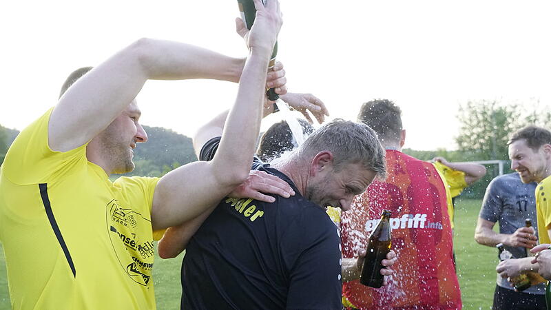 Bierdusche für den Weidhäuser Meistertrainer Daniel Jahn.
