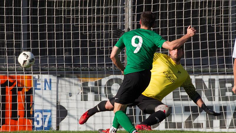 Neukenroths zweifacher Torsch&uuml;tze Johannes Rebhan verl&auml;dt Steinbergs Keeper Christoph Angles beim Strafsto&szlig;.