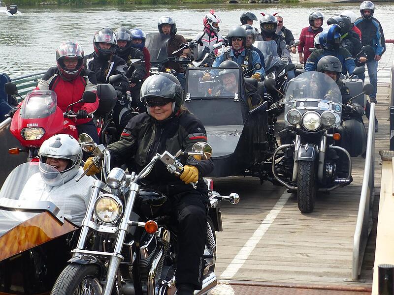 Der Kitzinger Motorradclub "Golden Hawks" organisierte für Mitglieder der Mainfränkischen Werkstätten eine Landkreisausfahrt rund um Kitzingen. Der Kitzinger Motorradclub "Golden Hawks" organisierte für Mitglieder der Mainfränkischen Werkstätten eine Landkreisausfahrt rund um Kitzingen.