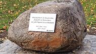 Der Sinnstein wurde am Eingangsbereich des Friedhofs in Aisch angebracht. Nun wurde er eingeweiht. Der Sinnstein wurde am Eingangsbereich des Friedhofs in Aisch angebracht. Nun wurde er eingeweiht.
