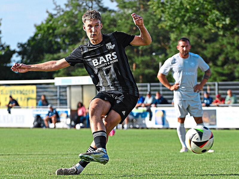 Max Schmitt schoss die Knetzgauer mit seinem Elfmetertor gegen den TSV Gochsheim mit 3:2 in F&uuml;hrung, doch der TSV musste sich zum Saisonstart mit einem 3:3 zufrieden geben.Ryan Evans