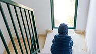 Kinder leiden oft genauso durch häusliche Gewalt wie ihre Mütter und landen zusammen mit ihnen im Frauenhaus.