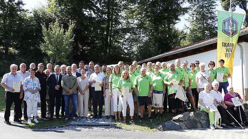 36 Mitglieder und zwei neue Ehrenmitglieder zeichnete der Wartenfelser Frankenwaldverein mit Ehrengästen anlässlich seines 100-jährigen Bestehens aus.