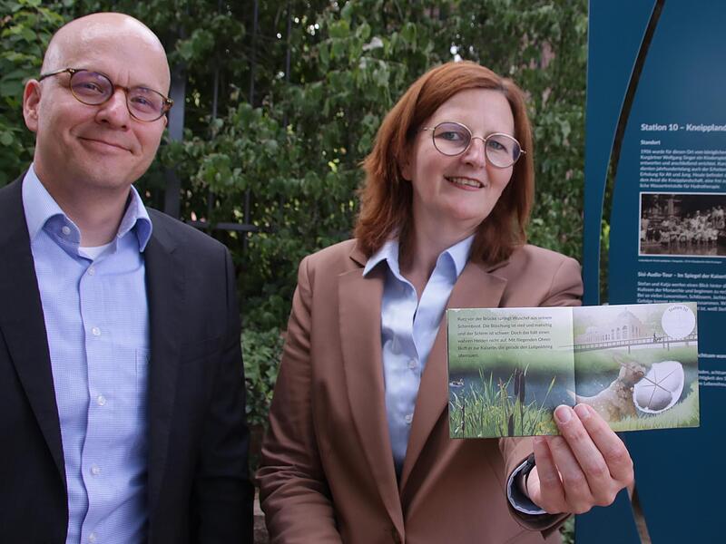 Oberb&uuml;rgermeister Dirk Vogel und Kurdirektorin Sylvie Thormann mit dem Begleitb&uuml;chlein f&uuml;r die Familientour.