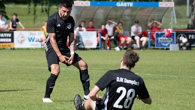 Lois Jilke jubelt über seinen Treffer zur 1:0-Führung für die DJK Dampfach; vorne Lars Tully. Lois Jilke jubelt über seinen Treffer zur 1:0-Führung für die DJK Dampfach; vorne Lars Tully.
