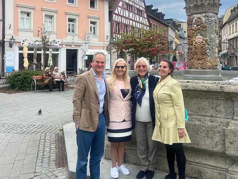 Frank Kühne und seine Mutter Annegret Kühne (Mitte) begrüßten die Enkelinnen von Felix Epstein, Vicki und Marcy, in Kulmbach.