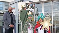 Sch&ouml;ner Start ins neue Jahr: Die Sternsinger Josias, Oscar und Ida bringen den Dreik&ouml;nigs-Segen am Eingang des Landratsamtes an. Links Landrat Sebastian Straubel.