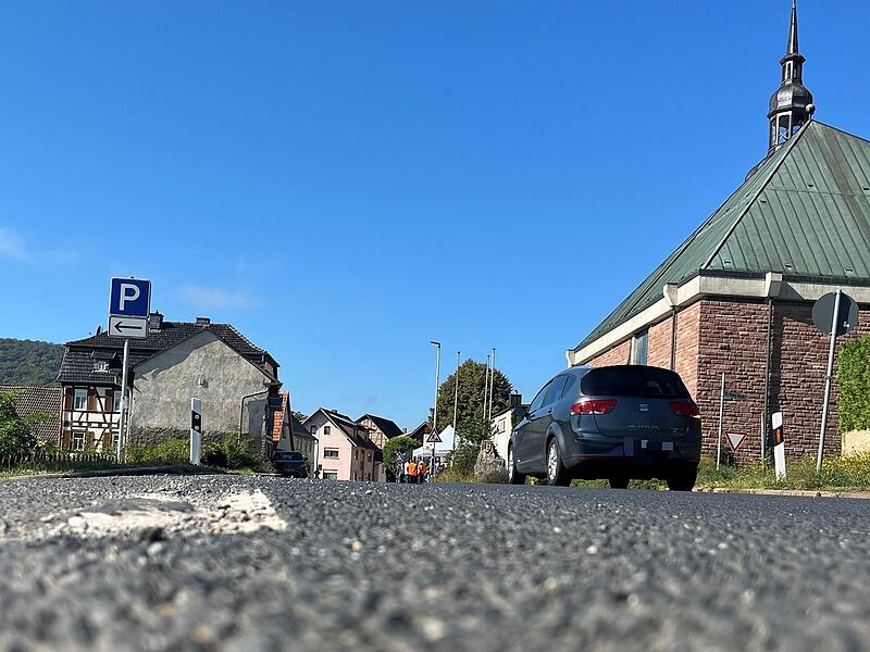 In Diebach sind die Stra&szlig;enbauarbeiten gestartet. Die Einfahrt in den Ort erfolgt nun rund ein Jahr lang &uuml;ber eine Umleitung.