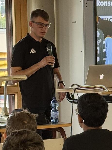 Maximilian Jäger beim Vortrag am Gymnasium.