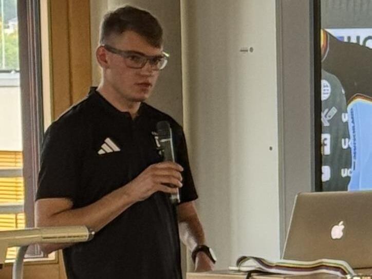 Maximilian Jäger beim Vortrag am Gymnasium.