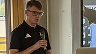 Maximilian Jäger beim Vortrag am Gymnasium.