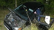 Das Auto der 69-Jährigen landete auf einem Wiesenstück zwischen Fahrradweg und Wald.