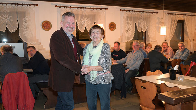 Am Wahlabend gratuliert die ehemalige 2. B&uuml;rgermeisterin und langj&auml;hrige Kreisr&auml;ten Vroni Kaul (90) dem neuen B&uuml;rgermeister von Kunreuth Edwin Rank zum Wahlerfolg.