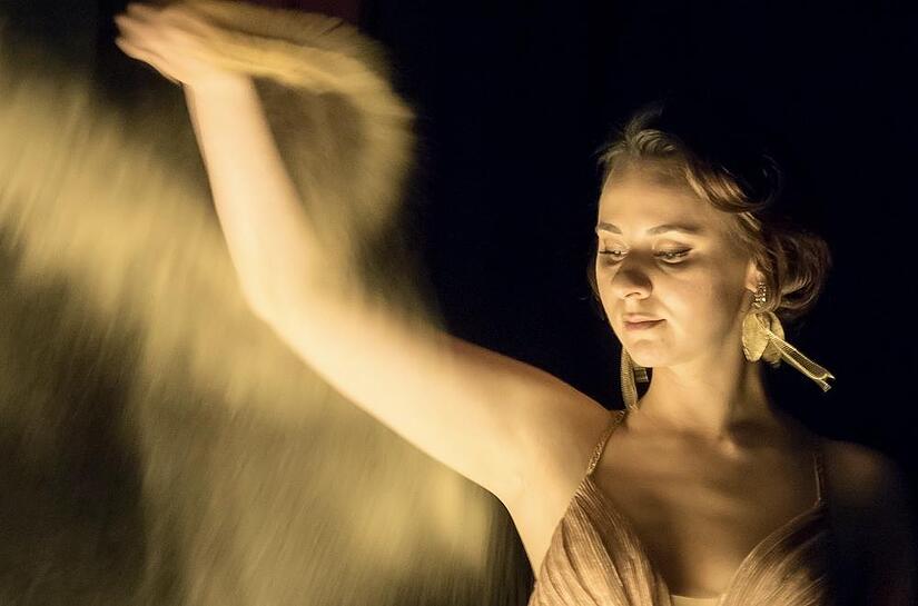 Mit ihrer faszinierenden Sand-Show gastiert Irina Titova, die „Queen of Sand“, demnächst in Bayreuth.