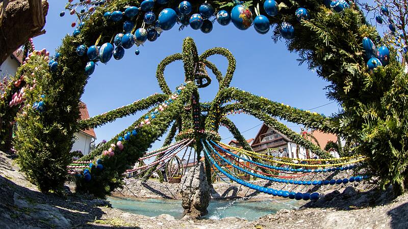 Zahlreiche bunte Eier schm&uuml;cken den Osterbrunnen in Bieberbach.