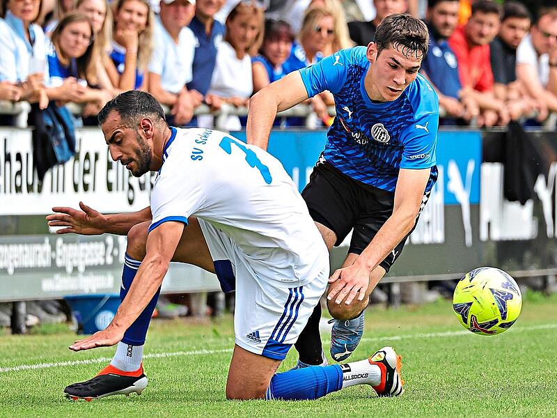 Dem FC Herzogenaurach gehen allmählich die Spieler aus: Hinter dem Einsatz von Tom Richter (rechts) am Sonntag gegen den SC Schwabach steht noch ein Fragezeichen. Sportfoto Zink Dem FC Herzogenaurach gehen allmählich die Spieler aus: Hinter dem Einsatz von Tom Richter (rechts) am Sonntag gegen den SC Schwabach steht noch ein Fragezeichen. Sportfoto Zink