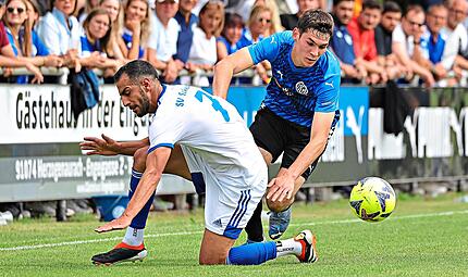 Dem FC Herzogenaurach gehen allm&auml;hlich die Spieler aus: Hinter dem Einsatz von Tom Richter (rechts) am Sonntag gegen den SC Schwabach steht noch ein Fragezeichen. Sportfoto Zink