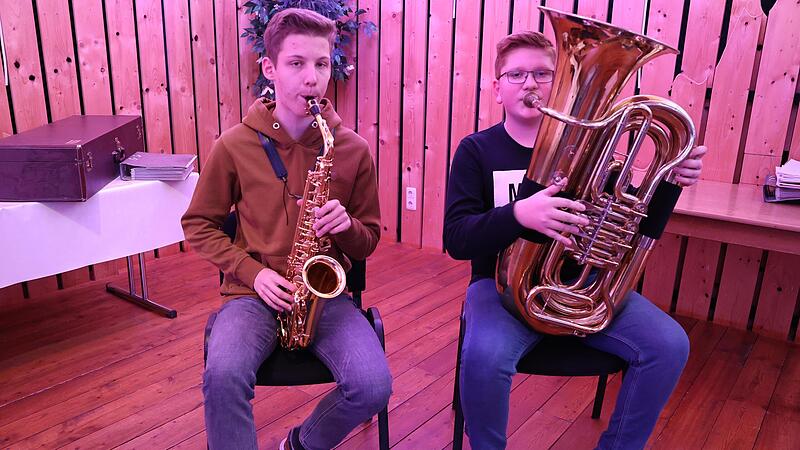 Lars Nützel (16) und Paul Ströhlein (13) würden sich über Mit-Musikanten freuen. Die Untersteinacher Blasmusik wirbt für Nachwuchs und möchte ein neues Jugendblasorchester gründen.