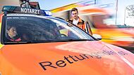 An der Rettungswache in Volkach (Lkr. Kitzingen): Nikolai Kieleis vom BRK f&auml;hrt Not&auml;rztin Stefanie Djalek mit dem Notarzteinsatzfahrzeug (NEF) zum Einsatzort. Der Rettungswagen (im Hintergrund) f&auml;hrt stets getrennt.
