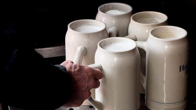 Gewohntes Bild: Eine Bedienung greift Bierkr&uuml;ge an der Bergkirchweih in Erlangen.