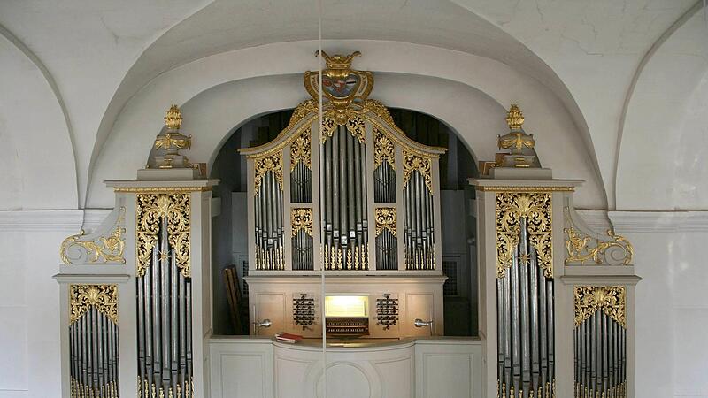 Die historische Herbst-Orgel in der Schlosskirche muss saniert werden. Noch ist unklar, wie diese Sanierung finanziert wird. Seit 2022 aber gibt es einen neuen k&uuml;nstlerischen Leiter der &bdquo;Lahmer Konzert&ldquo;, der sich auch um das Thema Orgelsanierung k...