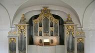 Die historische Herbst-Orgel in der Schlosskirche muss saniert werden. Noch ist unklar, wie diese Sanierung finanziert wird. Seit 2022 aber gibt es einen neuen künstlerischen Leiter der „Lahmer Konzert“, der sich auch um das Thema Orgelsanierung k...