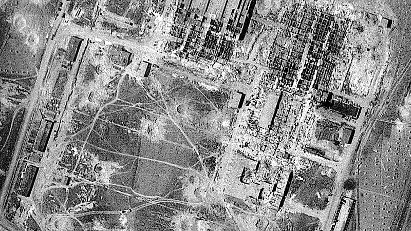 Das Foto aus dem Zweiten Weltkrieg zeigt das &bdquo;Kufi&ldquo;-Werk in Eltmann nach einem Angriff.