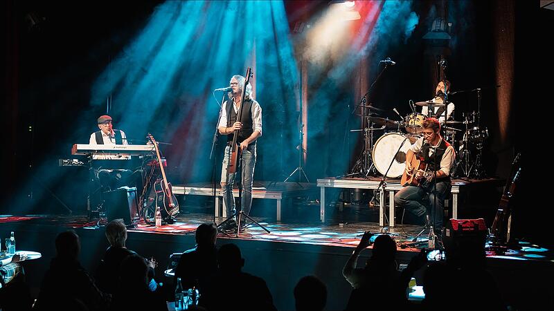 Huebnotix stehen in Trebgast auf der B&uuml;hne.