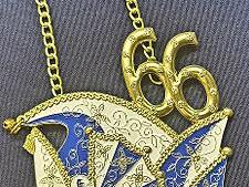 Der neue Orden der Ha-Ka-Ge, den es auch als Pin gibt. Den Pin kann man ebenso wie einen besonders auff&auml;lligen Jubil&auml;umspin bei den Veranstaltungen kaufen.