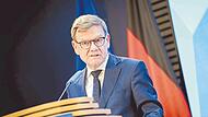 Au&szlig;enminister Johann Wadephul will das Ende der &Auml;ra Orban zum Aufbruch nutzen.