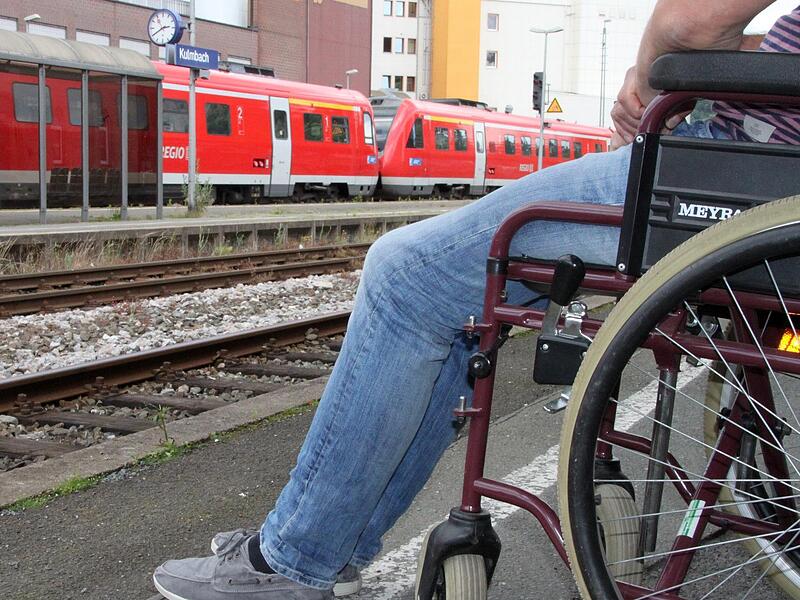 Wer im Rollstuhl sitzt, ist auf dem Kulmbacher Bahnhof aufgeschmissen. Aufzüge gibt es nicht. Die benötigen aber viele Menschen mit einer Behinderung, um in die Unterführung zu gelangen, durch die man zu den Gleisen kommt.