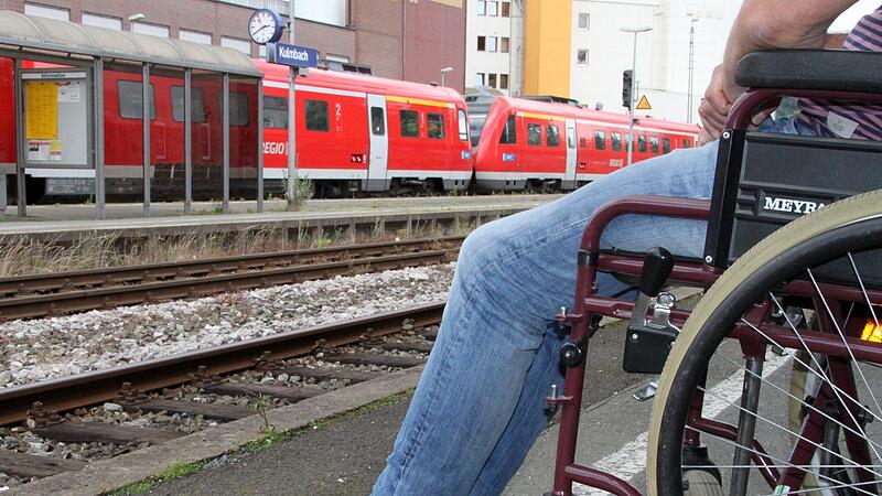 Wer im Rollstuhl sitzt, ist auf dem Kulmbacher Bahnhof aufgeschmissen. Aufzüge gibt es nicht. Die benötigen aber viele Menschen mit einer Behinderung, um in die Unterführung zu gelangen, durch die man zu den Gleisen kommt. Wer im Rollstuhl sitzt, ist auf dem Kulmbacher Bahnhof aufgeschmissen. Aufzüge gibt es nicht. Die benötigen aber viele Menschen mit einer Behinderung, um in die Unterführung zu gelangen, durch die man zu den Gleisen kommt.