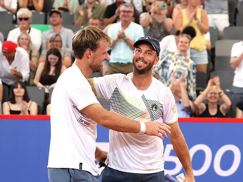 Gl&uuml;cklich nach dem Matchball: Kevin Krawietz (links) und Tim P&uuml;tz