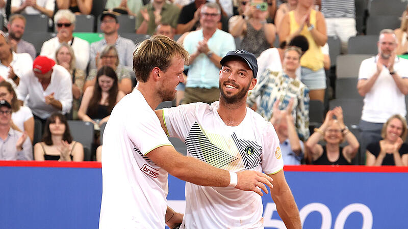 Gl&uuml;cklich nach dem Matchball: Kevin Krawietz (links) und Tim P&uuml;tz