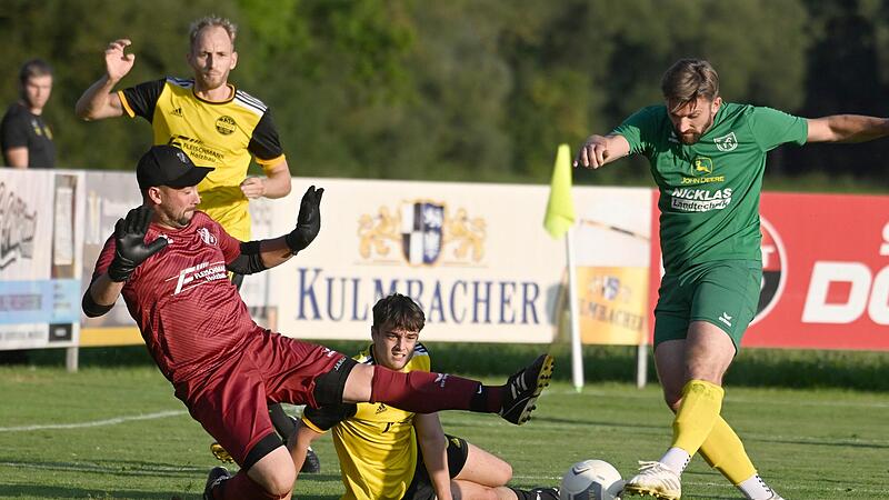Der Katschenreuther Matthias Pistor erzielte in dieser Szene das 1:0 gegen die Defensive des TSV K&ouml;dnitz um  Torwart Andre Teufel. Durch den 3:1-Sieg zog der Bezirksligist ins Toto-Pokal-Finale im Teilkreis Bayreuth-Kulmbach ein.