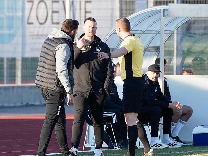 Coburgs Trainer Calle Schiebel (Mitte) diskutiert an der Seitenlinie.