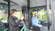 Am Forchheimer ZOB kontrolliert Busfahrer Fritz Katheder das Ticket einer Kundin. Eine kostenfreie Buslinie hat in der Königsstadt wenig Chancen.Forchheim & Fränkische Schweiz