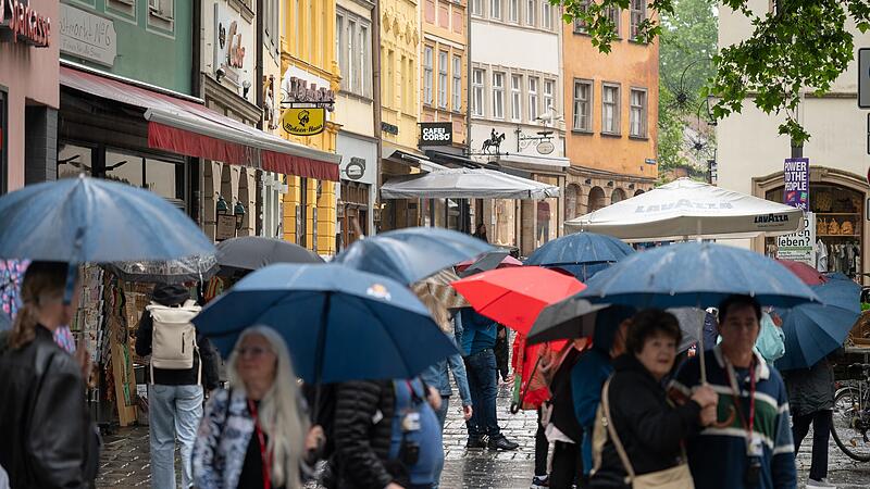 Trotz Regen waren etliche Menschen in der Bamberger Innenstadt unterwegs.
