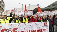Circa 200 Besch&auml;ftigte von ZF-Aftermarket sowie Vertreterinnen und Vertreter von SKF und Bosch Rexroth protestierten gegen den Ausbau des ZF Standorts in Tschechien und f&uuml;r Investitionen nach Schweinfurt.