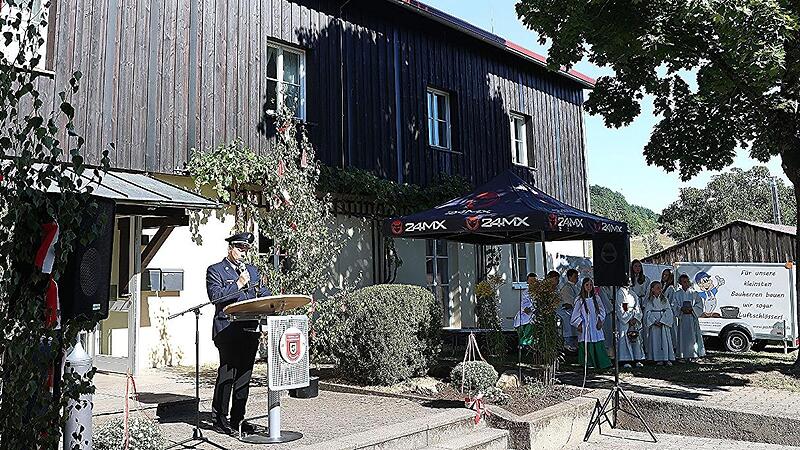 Kommandant Christian Kuhn zeigte sich stolz und zufrieden über die Hilfe beim Umbau des Feuerwehrhauses und der Sanierung der ehemaligen Schule. Kommandant Christian Kuhn zeigte sich stolz und zufrieden über die Hilfe beim Umbau des Feuerwehrhauses und der Sanierung der ehemaligen Schule.