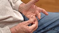 Bei Parkinson-Erkrankten lässt die Feinmotorik nach. Davon sind vor allem die Hände betroffen. Bei Parkinson-Erkrankten lässt die Feinmotorik nach. Davon sind vor allem die Hände betroffen.