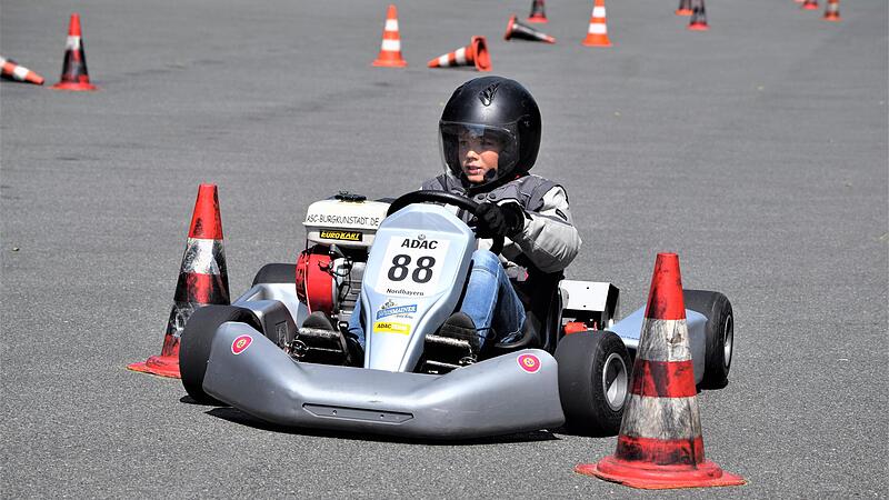 Mit Vollgas in die Kurve: Die jungen Rennfahrer traten kräftig auf die Tube, um ordentliche Zeiten auf der Rennstrecke zu erfahren. Der Spaß stand bei der Aktion des Sommerferien-Programms jedoch im Vordergrund.